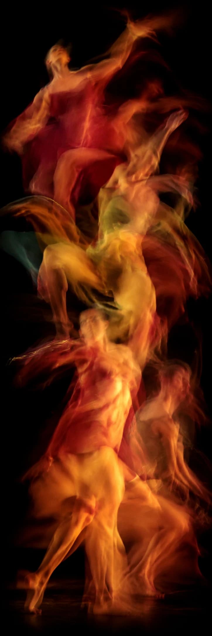 Tanzende Person in rhythmischer Bewegung unter warmem orangefarbenem Licht.